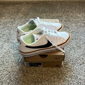 Women’s Nike Court Legacy size 8